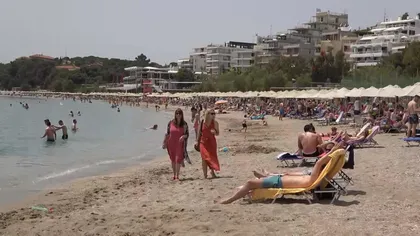 Puhoi de oameni pe plajele din Grecia! Mii de oameni s-au înghesuit la malul mării