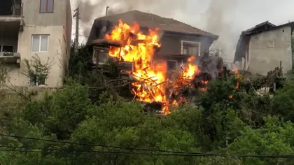 Imagini şocante! Incendiu puternic la acoperişul unei gospodări din Dej - VIDEO