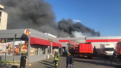 Incendiu puternic în Bucureşti. 24 maşini de pompieri intervin. A fost emis RO-ALERT VIDEO