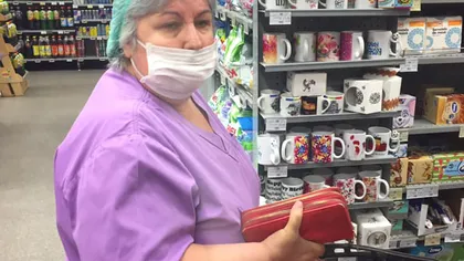 Imagini revoltătoare în Bucureşti. O infirmieră a fost surprinsă făcând cumpărături în ţinuta de spital
