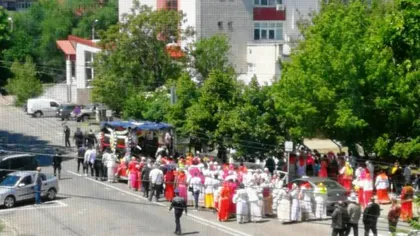 Înmormântare ilegală în Focşani! Peste 100 de rromi l-au condus pe ultimul drum pe nepotul unui bulibaşă - VIDEO