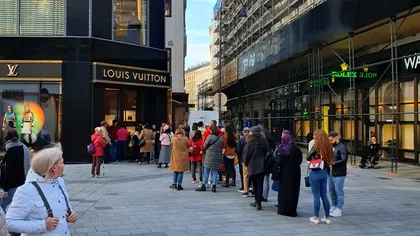 Coadă la Louis Vuitton în centrul Vienei, după redeschiderea magazinelor