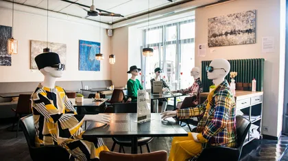 Metodă inedită de distanţare în restaurantele din capitala Lituaniei: manechine aşezate la mese, printre clienţi