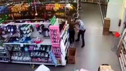 Un bărbat şi-a suflat nasul pe bluza unei angajate dintr-un magazin pentru că i s-a atras atenţia că nu poartă mască - VIDEO