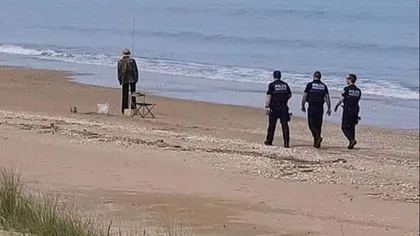 Poliţia a mers să amendeze un bărbat aflat pe plajă, dar când au ajuns lângă el au avut o mare surpriză. Imagini virale FOTO