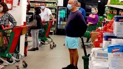 VIRAL Cine este bătrânelul aşezat cuminte la coadă într-un magazin. Fotografia a făcut ocolul internetului