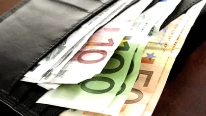 S-A ARS RĂU! Ce a făcut o femeie care a găsit un portofel cu 1.800 DE EURO într-o benzinărie de pe Autostrada Soarelui. Aşa nu!