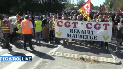 Protest URIAŞ în faţa fabricii Renault: Muncitorii, nemulţumiţi că vor fi mii de CONCEDIERI VIDEO
