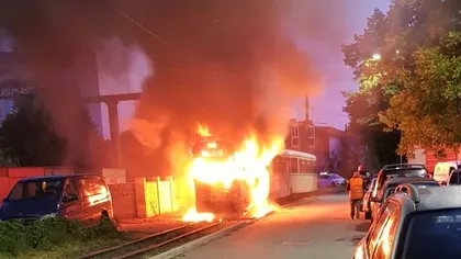 Tramvai în flăcări la Arad! 10 pompieri au intervenit pentru a stinge focul - FOTO