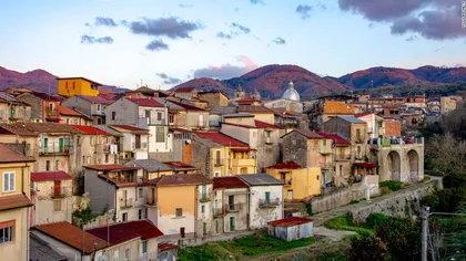 Un oraş din Italia, cu zero cazuri de coronavirus, vinde case cu UN dolar. Care este condiţia