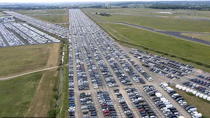 Mii de maşini au fost parcate pe un aerodrom din Marea Britanie din cauza pandemiei de coronavirus FOTO