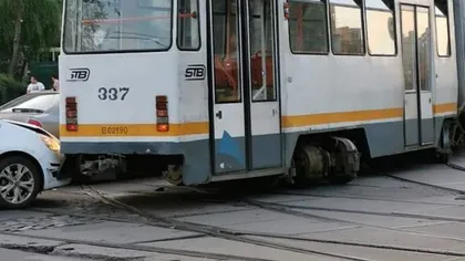 Incidente grave în Capitală! Un tramvai a deraiat şi a lovit două autoturisme