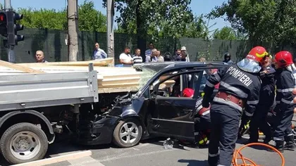 Accident grav în Bucureşti! Un şofer a fost strivit de lemnele dintr-o remorcă FOTO