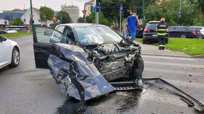Accident grav în Timişoara, după ce un şofer a trecut pe roşu. O persoană a fost transportată la spital