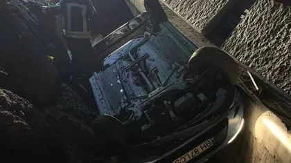 Caz incredibil în Oradea. O maşină a căzut într-o groapă imensă, însă şoferul a scăpat cu viaţă