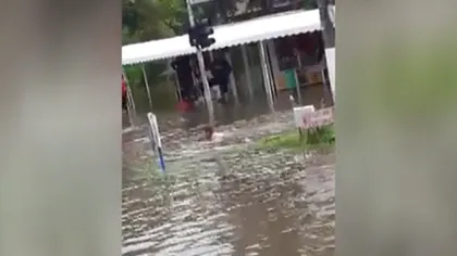 Bărbat filmat în timp ce înota pe strada inundată! Reacţii pe Facebook: 