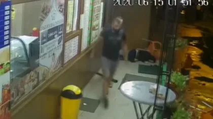 Măcel la Filiaşi. Un tânăr a fost snopit în bătaie în faţa unui fast-food şi lăsat să zacă acolo VIDEO