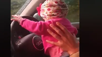 Inconştienţă fără margini: Şi-a pus copilul de doar câteva luni să conducă maşina VIDEO