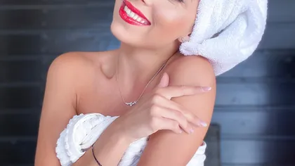 Cea mai sexy blondă din sportul românesc, pusă pe glume de Ziua Internaţională a Blondelor. Care e bancul favorit al campioanei VIDEO