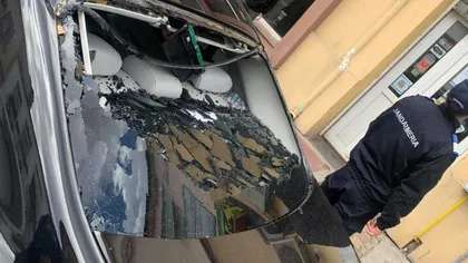 Maşina unui manelist celebru a fost distrusă de huigani după ce a primit pe telefon ameninţări