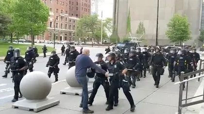 VIDEO şocant la protestele din SUA. Un bătrân de 75 este agresat violent de poliţie şi trântit la pământ, ofiţerii au fost suspendaţi