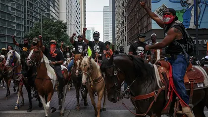 Prietenii lui George Floyd conduc călare mulţimea de 60.000 de oameni care protestează în Houston