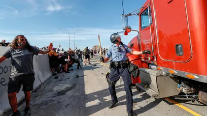 Imagini şocante de la violenţele din SUA. Un camion a forţat intrarea în mulţime, la Minneapolis, şoferul a fost arestat VIDEO