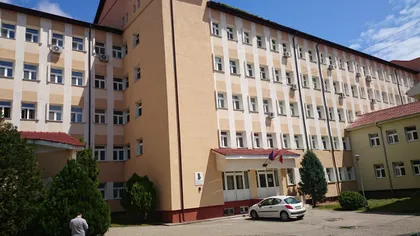 Un bărbat a decedat după ce s-a aruncat de la etajul şase al Spitalului Oradea. Pacientul, legat de pat cu curele