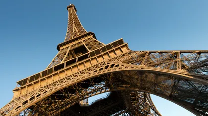 Turnul Eifel se redeschide joi, dar iniţial se va urca doar pe scări