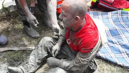 Clipe de groază în Gorj. Un localnic a rămas înţepenit pe fundul unei fântâni. Un pompier şi-a riscat viaţa pentru a-l salva