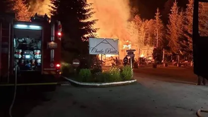 Incendiu puternic în Valea Jiului! Complexul turistic de la Cheile Buţii ars din temelii FOTO