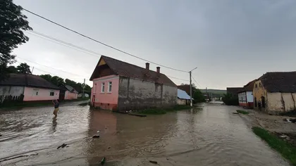 Inundaţiile au făcut prăpăd în ţară. Drumuri rupte de apă, gospodării inundate şi oameni evacuaţi din locuinţe