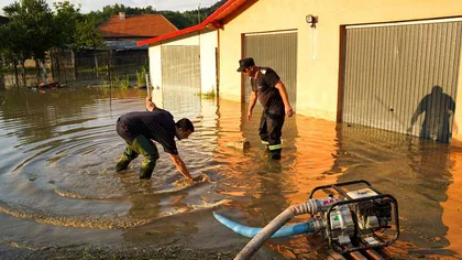 Ploile torenţiale au făcut ravagii în ţară. Zeci de curţi şi locuinţe au fost inundate