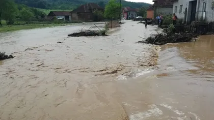 Vremea rea a făcut DEZASTRU în 23 de judeţe. 500 de case inundate, şase persoane evacuate şi trafic întrerupt pe drumuri naţionale