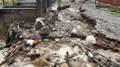 Inundaţii devastatoare în Bistriţa şi Harghita după ploile torenţiale. Grindină de mărimea unui ou în Suceava VIDEO