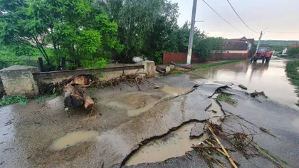 Drum distrus de inundaţii în judeţul Braşov. Mai multe locuinţe au fost invadate de ape