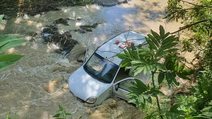 Accidente grave în Argeş. Un şofer a căzut cu maşina în râu, o altă maşină a rămas într-un gard