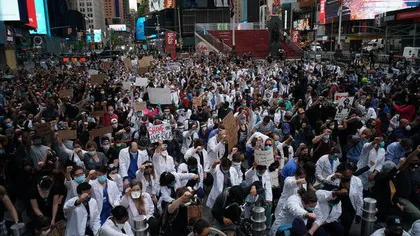 Moment emoţionant în Times Square: Sute de cadre medicale au îngenuncheat unul lângă altul în semn de susţinere - VIDEO