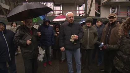 Protest în faţa casei lui Ion Iliescu, la 30 de ani de la Mineriadă. Protestatarii i-au adus panseluţe VIDEO