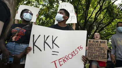 Grupul Ku Klux Klan, considerat grup TERORIST. Peste un milion de oameni au semnat petiţia
