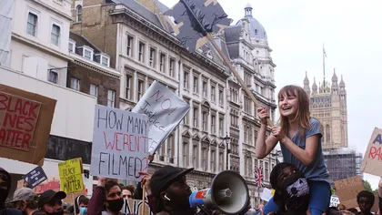 Proteste violente în Londra! Poliţia ia măsuri VIDEO