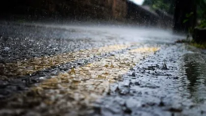 Ploi torenţiale, grindină şi vijelii în aproape toată ţara, inclusiv în Bucureşti. A fost emisă o nouă alertă COD PORTOCALIU