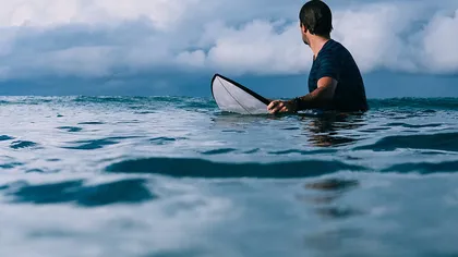 Au făcut surf pe lângă moarte. Imagini incredibile surprinse de o dronă, în mijlocul oceanului VIDEO