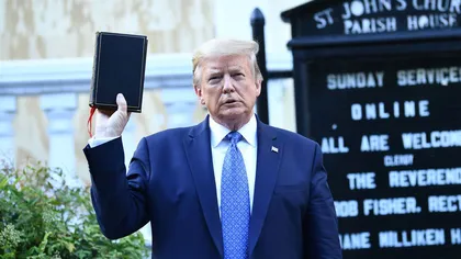 Casa Albă apără ieşirea lui Trump cu Biblia în mână evocând personalitatea lui Winston Churchill