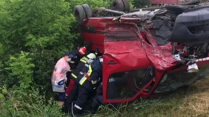 Accident grav cu 11 persoane implicate, între un autoturism şi un microbuz pe DN 67, la Buneşti FOTO şi VIDEO