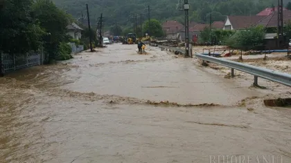 Gospodării din 160 de localităţi afectate de inundaţii. Trei oameni au murit, o fetiţă a fost luată de viitură