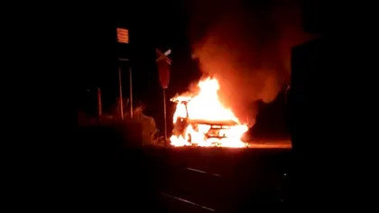 Maşina şefului Poliţiei de Frontieră din Vişeu de Sus, incendiată cu un cocktail Molotov VIDEO