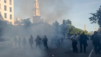 Plângere împotriva lui Donald Trump. Pentru ca acesta să meargă la biserică, manifestanţii au fost împrăştiaţi cu gaze lacrimogene