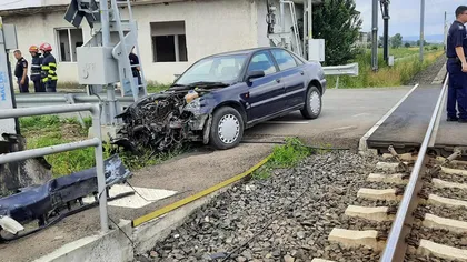 Circulaţia trenurilor în România, afectată de două accidente petrecute la nivel cu calea ferată