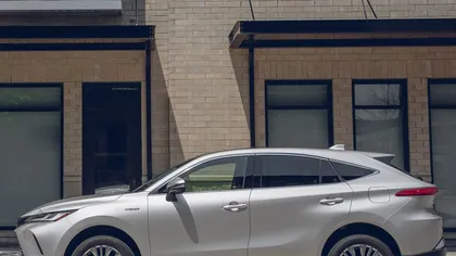 Noul SUV hibrid cu care Toyota vrea să dea lovitura. Venza prinde 100km la oră în mai puţin de 8 secunde VIDEO